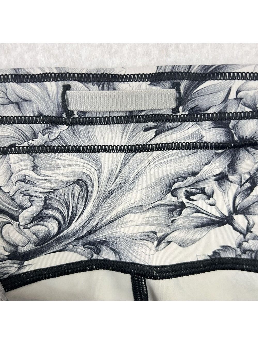 Lululemon Leggings Sz 6 Train Times 7/8 Pant Light Garden White Black Floral - Picture 7 of 13